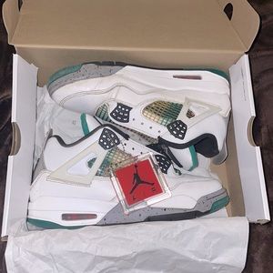 They are women sized they don’t fit